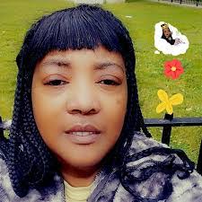 Evelyn Carr's Instagram, Twitter & Facebook