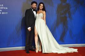 La cerimonia si è tenuta nel paese natale della sposa. Hgljab5tli7uim
