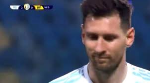 📸 Le visage de Messi quand il a appris qu'il s'agissait d'un coup franc et  non d'un penalty. 🐐 😏