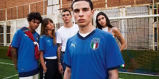 De italië voetbalshirts staan deze jaar geheel in het teken van de renaissance. Italie Shirt Bestel Jouw Italie Voetbalshirt Online Bij Unisport