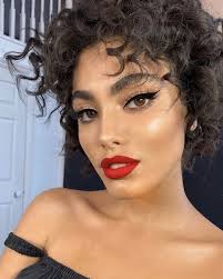 Winged Eyeliner Bold Red Lip Bold Eyeliner Lip Red Winged Sac Guzelligi Sac Ve Makyaj Muhtesem Makyaj