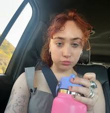 Mariano viendo cómo Isabela ya le destruyó dos veces la nariz como papaya  con sus poderes -ᗪᗩᑎ☆