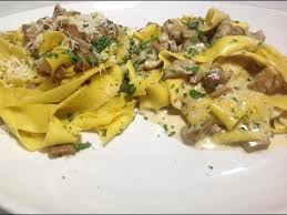 Gli spaghetti con panna, funghi e speck, un primo piatto ricco e semplice da realizzare. Tagliatelle Ai Funghi Porcini Con E Senza Panna Youtube