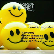 Jika bibir anda manis, maka tentu saja banyak orang mudah simpati atau mudah menyukai anda. Hadist Tentang Sedekah Senyum Gambar Islami