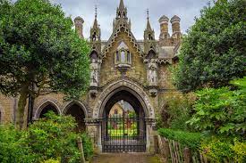 They provide some of the few substantial areas of woodland. Highgate Cemetery London Ausflugsziele London