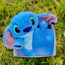 Lo que todas las mujeres necesitamos 💓 @glare_sv Stitch y Ángela, con bolsa  térmica, para aliviar los cólicos menstruales 💤