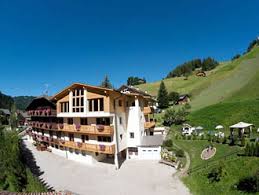Enjoy culinary delights, relaxation and spa in the dolomites and get spoilt for choice among the infinite leisure activities. Suedtirol De Hotel Wanderhotels Dolomiten Alta Badia