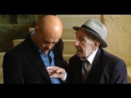 Il commissario montalbano indaga sull'omicidio di carmelo catalanotti, usuraio e originale artista di teatro, fondatore della trinacriarte, attivissima compagnia di teatro amatoriale di vigàta, di cui era il. Detective Montalbano True Sicilians Youtube