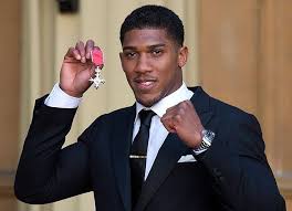 Anthony joshua has a lion and a forest tattooed onto his middle finger to cover up calluses he has picked up during his boxing career. Anthony Joshua From Watford To Wembley Casino Org Blog