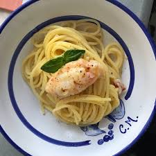 1 spicchio di aglio 5 cucchiai di succo di limone la scorza di 1/4 di limone grattugiata 5 cucchiai di fondo ai crostacei sale per fare più in fretta si può preparare il brodo di gamberi senza tostarli in forno, anche se il sapore sarà minore. Spaghetto Al Limone Con Tartare Di Gamberoni Di Acciaroli Chiaramaci