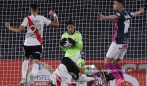 Hace de local en el monumental.su clásico rival es boca juniors.ganó de todo: River Plate Vs Santa Fe Memes Del Partido Por Copa Libertadores La Fm
