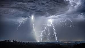 Should You Unplug Your Laptop During A Thunderstorm Lightning Photography Lightning Lightning Strikes