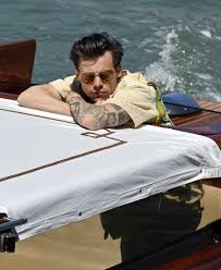 Harry styles • 143 млн просмотров. Harry Styles Returns To Italy In Easy Breezy Summer Style Vogue