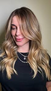 A transição do cabelo cacheado loiro para o ruivo pode ser transformadora e  empoderadora. O ruivo realça traços faciais e destaca o olhar, criando um  contraste belíssimo e uma nova luminosidade no