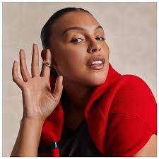 TikToker denuncia Coach por destruir e descartar peças do estoque