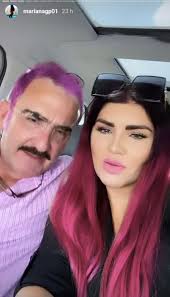 Y para muestra basta un botón con lo bien que se la está pasando vicente fernández jr y su actual novia mariana la feliz novia, quien se ha encargado de aclarar que no es su sugar daddy, no se cansa de compartir historias con su esperancito, como le dice. Vicente Fernandez Jr And His Voluptuous Girlfriend Appear With Purple And Pink Hair Video English Mundo Hispanico