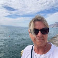 Can't decide where to stay!! I'm looking at renting in Kardakata but  there's not that much info about the village. Anyone been there or lives  there can tell me if there's any