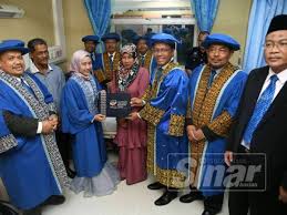 Ijazah sarjana muda komunikasi media baharu( kepujian) ahad, 13 september 2015. Terima Ijazah Di Hospital