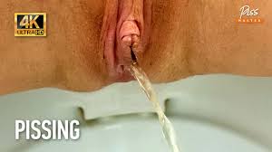 セクシーな熟女の放尿をクローズアップ。 黄金の雨。 マンコのクローズアップ。 4K (ep 730)
