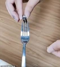 Yes, when it comes to separated zippers, there's simply no reason to break a sweat. How To Fix A Broken Zip Using A Fork Daily Mail Online