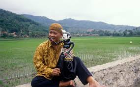 Tetapi pada akhirnya sajak dapat diterima dengan baik di dalam puisi sunda, karena ternyata di dalam puisi sunda pun sudah ada bentuk puisi yang tidak terikat oleh aturan seperti sajak, yaitu. 9 Kata Bijak Asep Sunandar Sunarya Terbaik Sepanjang Masa