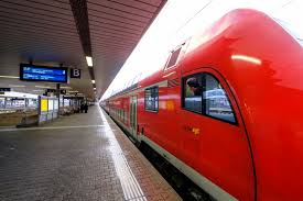 Wann fährt der zug nach.? Vorsicht An Der Bahnsteigkante Der Zug Fahrt Ab Foto Bild World Eisenbahn Motive Bilder Auf Fotocommunity
