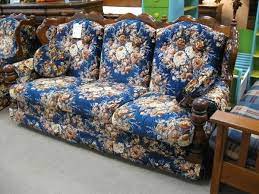 Colonial american furniture style evolved and grew throughout the period around 1700 to 1780. Bold Early American Style Sofa Item 4749 75 Early American Style American Sofa Sofa Styling