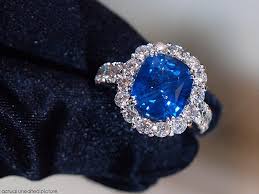 ينتج اللون الأحمر بشكل أساسي من وجود مادة الكروم. Ø­Ø¬Ø± ÙŠØ§Ù‚ÙˆØª Ø£Ø²Ø±Ù‚ ÙŠØ¨Ø§Ø¹ Ø¨Ù€ 17 Ù…Ù„ÙŠÙˆÙ† Ø¯ÙˆÙ„Ø§Ø± Ø£Ù…ÙŠØ±ÙƒÙŠ Ra2ed