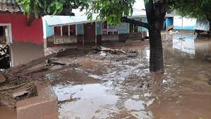 Video puluhan rumah rusak diterjang banjir bandang di ile boleng ntt, 20 orang ditemukan meninggal. 6e9wmju8iwigym