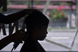 Kedai gunting rambut boleh beroperasi. Kedai Gunting Rambut Cermin Mata Salun Kecantikan Dilarang Beroperasi