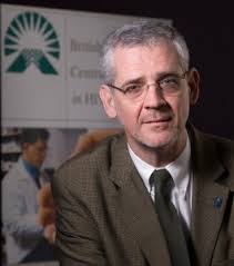 Julio Montaner receives the 2015 CIHR Barer-Flood Prize in Health Services  and Policy Research