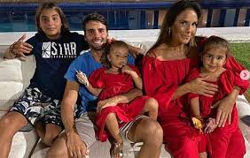 Ask anything you want to learn about fernanda garay by getting answers on askfm. Ivete Posa Como Marido E Os Filhos O Amor Sendo Ivete Sangalo Shotoe