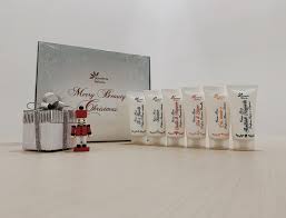 Trova una vasta selezione di accademia della bellezza a prodotti per inestetismi e cellulite a prezzi vantaggiosi su ebay. Creme Mani Merry Christmas Collection Accademia Della Bellezza Facebook
