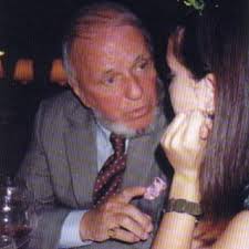 Another rare shot of Frank with a beard 🧔🏻‍♂️ While definitely not my  first choice, I don't think it's a horrible look for him. I think it would  look better, though, if