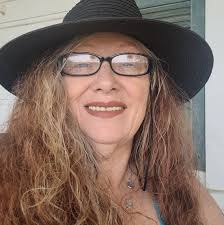 Hi, I'm Linda. ✌️❤️😉 Thanks for accepting me to the group. This is Eli. He  keeps me in check.