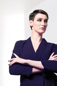 Wenn du noch keine ideen hast, in welche richtung es gehen soll, dann lass dich von davon abgesehen können schwarze haare auch bei sehr kurzem haar wie einem pixie cut sehr gut aussehen. Hairstyles Kurz Braun