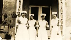 The First Miami City Hospital Training School For Nurses Pose At Their May 1923 Graduation Not In Order Lois Bostford Vintage Nurse Nurse Photos Nursing Cap