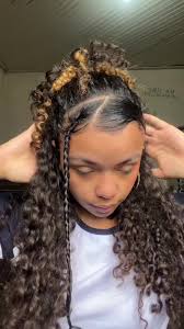 Inspiração de Penteado com Trança para Cabelos Cacheados