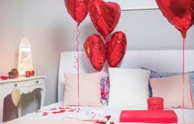 Que tal espalhar cartõezinhos com seu beijo? Decoracao De Quarto Para Dia Dos Namorados 20 Ideias Westwing