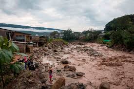 Las fuertes lluvias provocaron la inundación de las principales calles y originaron grandes corrientes de agua que bajaban a gran intensidad desde las zonas más altas. Por Que Las Inundaciones Ahogan A Colombia