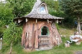 Vivre Dans Un Sequoia Geant Les Etats Unis Sont Un Pays Avec Une Grande Quantite De Bois Les Forets So Maison De Hobbit Maisons Etranges Maisons Insolites
