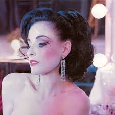 Showgirl maquillage by @gregoryarlt and #50s ponytail by  @johnblaineofficial ...you can see the uncensored version