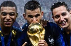 Les quatre titres majeurs de cette équipe sont le titre de champions d'europe en 1984 avec la génération platini, de champions du monde en 1998 avec la génération zidane, de champions. Coupe Du Monde 2018 Bleus L Equipe De France Va Se Partager La Somme De 9 75 Millions D Euros En Guise De Prime