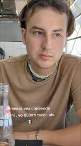 Mexicano Comiendo Sushi Con Tortilla