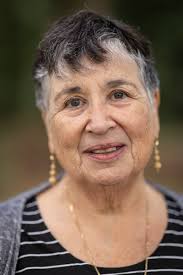 Bela (76) uit Nijverdal heeft 'verschrikkelijke hekel' aan Nederland: 'Bij  sommigen als Jodenmeisje niet welkom'