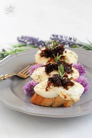 Ziegenkase Rezept Baguette Provencal Mit Zwiebelconfit Joyful Food Rezept Zwiebelconfit Rezepte Lecker