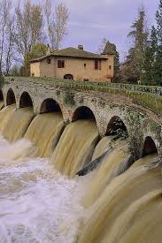 Photo Du Monument Historique Moulin A Eau De La Theoule Situe A Cordes Tolosannes Moulin A Eau Le Moulin Vieux Ponts