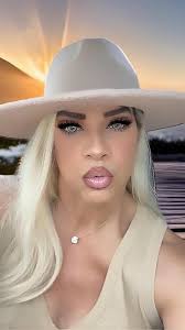 BEAUTY — THE BLONDE WALK