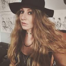 Mia May's Instagram, Twitter & Facebook