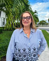 HAPPY FRIDAY!! A friendly reminder to be happy, be you, be authentic. Do  what you love and wear what makes you happy. 2024 has shown me that life is  fragile and short.